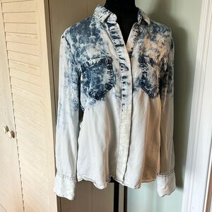 5 for $25.  Thread & Supply bleach washed Button up.  Womans Small